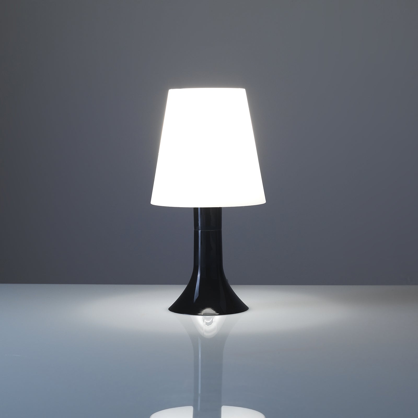 Lampada da tavolo LYRON